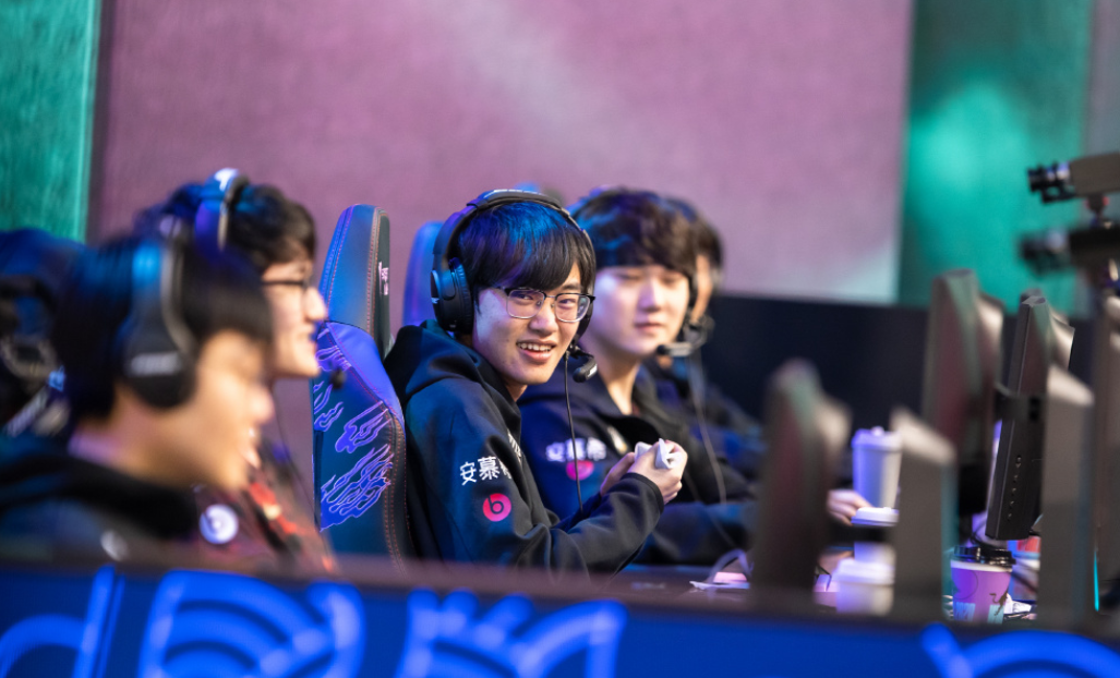 PG在线网站-FPX完胜GEN，Rekkles三分雨点燃全场